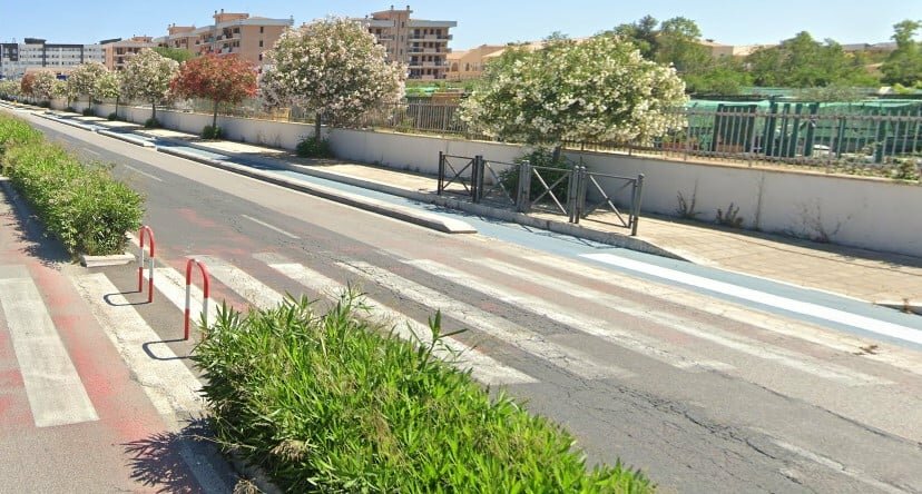 Il furgone la travolge sulle strisce: muore una donna