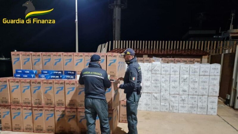 In barca 4 tonnellate di 'bionde' di contrabbando