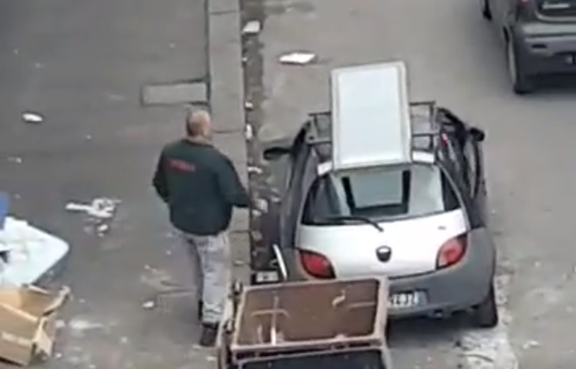 Falso dipendente Dusty scarica rifiuti in strada