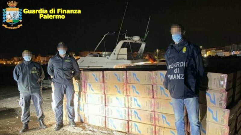 Bloccato in mare con le sigarette di contrabbando