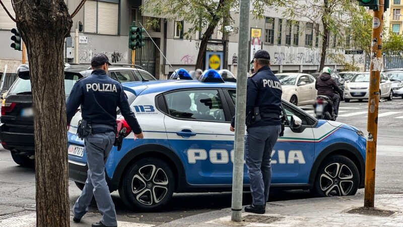 Colpi di mattone contro l'ingresso di una banca catanese