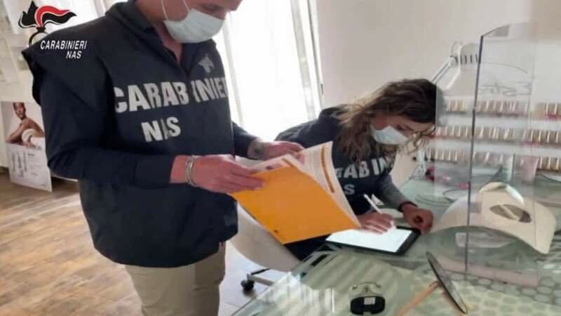 Catania, sigilli a centro estetico abusivo