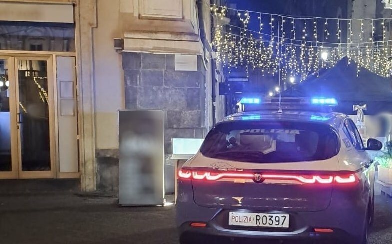 Catania: ubriaco con l'auto tra le bancarelle di Natale