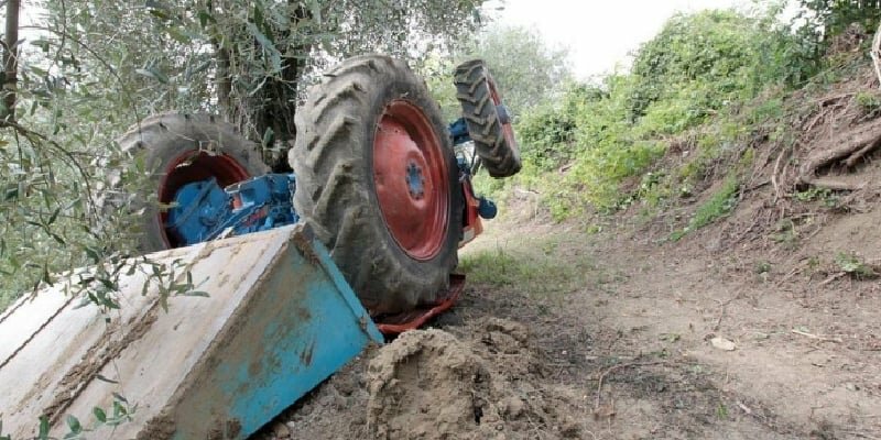 Trattore si ribalta, muore schiacciato Trattore si ribalta, muore schiacciato