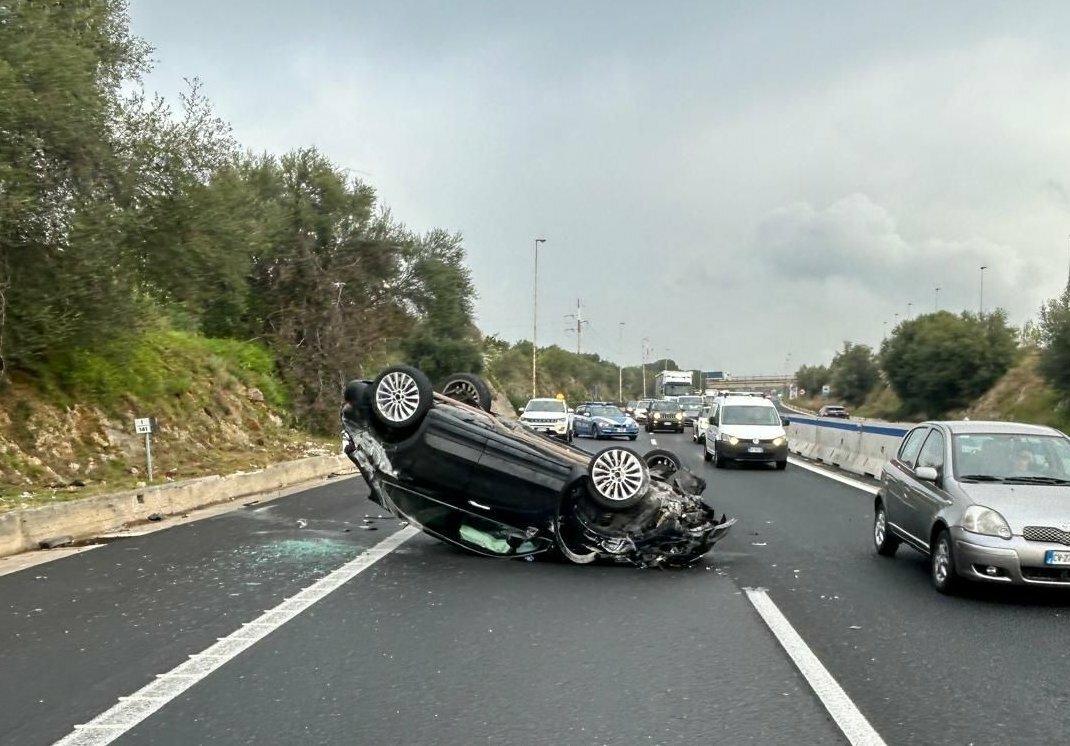 La macchina si ribalta, caos sulla statale
