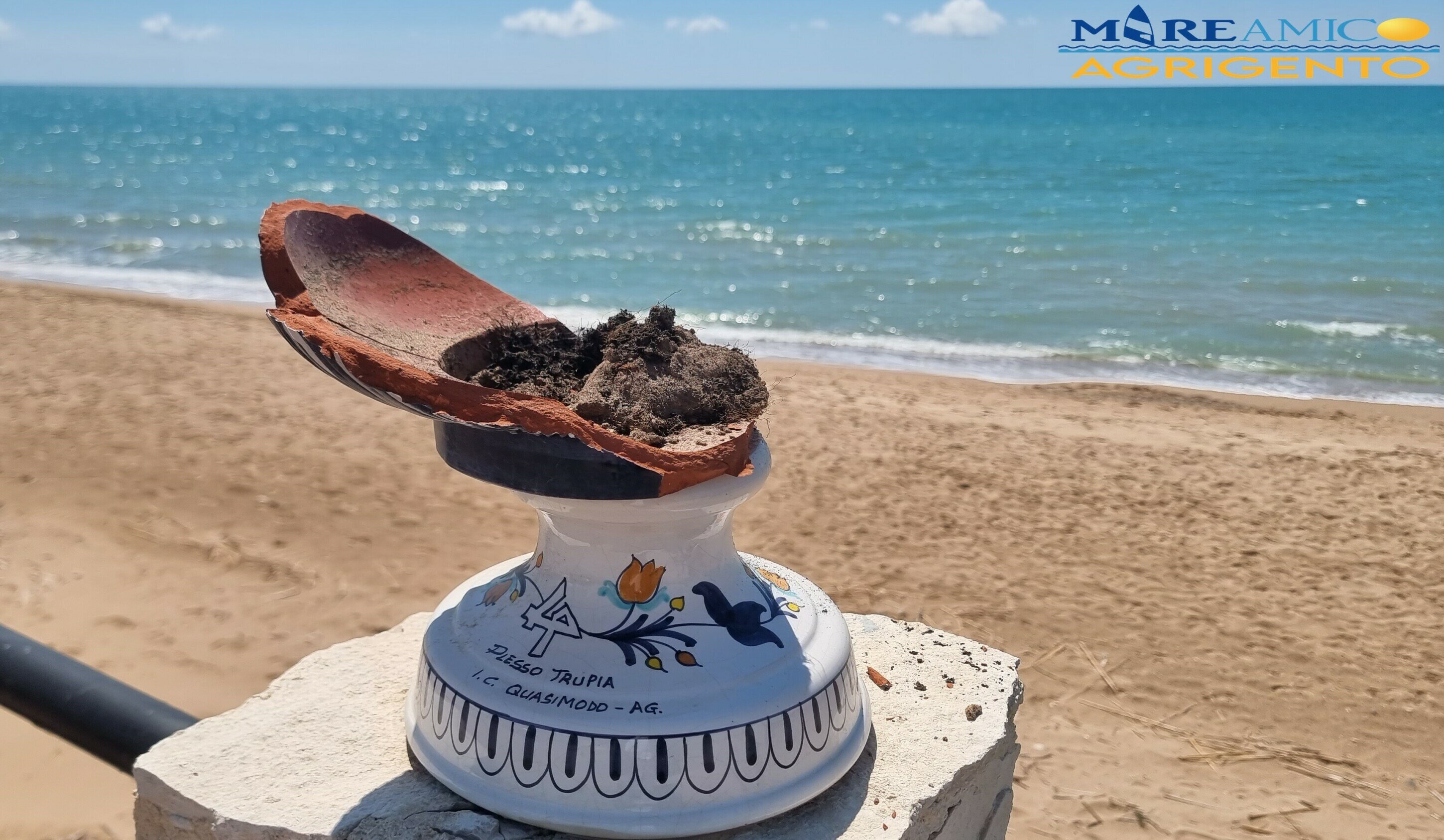 Vandali devastano fioriere sul lungomare delle dune Vandali devastano fioriere sul lungomare delle dune
