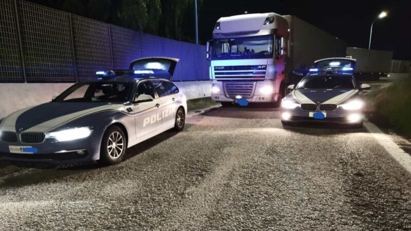 Rubano tir in azienda, proprietario li insegue