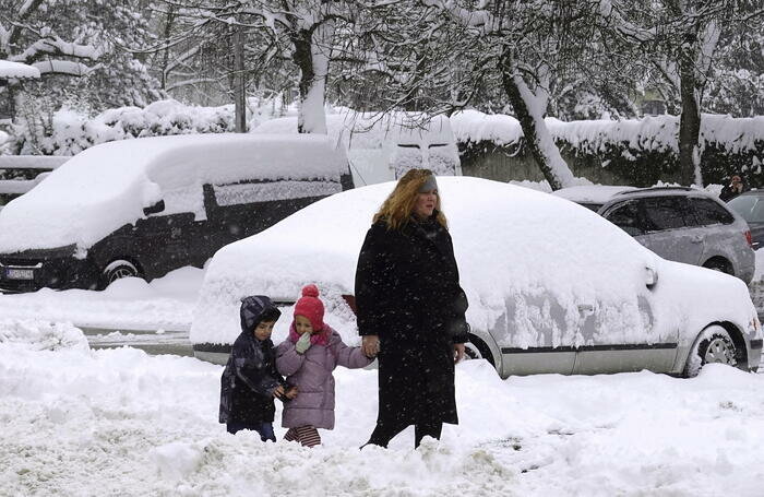 Europa sotto la neve: cancellati 800 voli ad Amsterdam