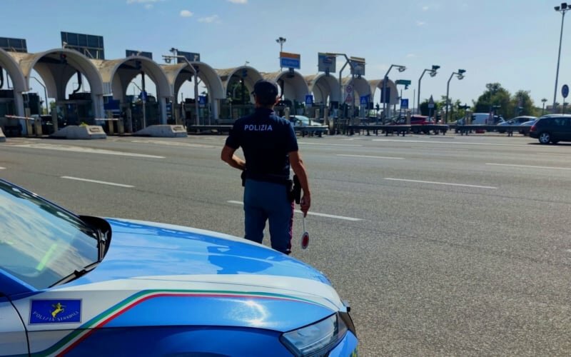 Infastidivano automobilisti ai caselli: bloccate