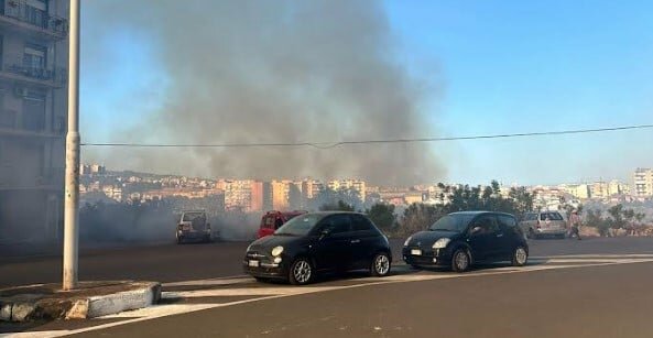 Grosso incendio a Catania: 'In pericolo v.le Rapisardi'