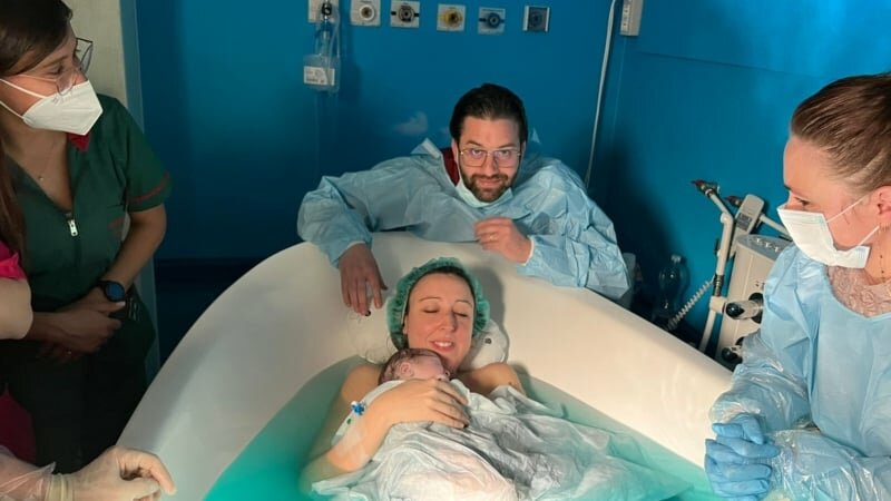 Siracusa, primo parto in acqua