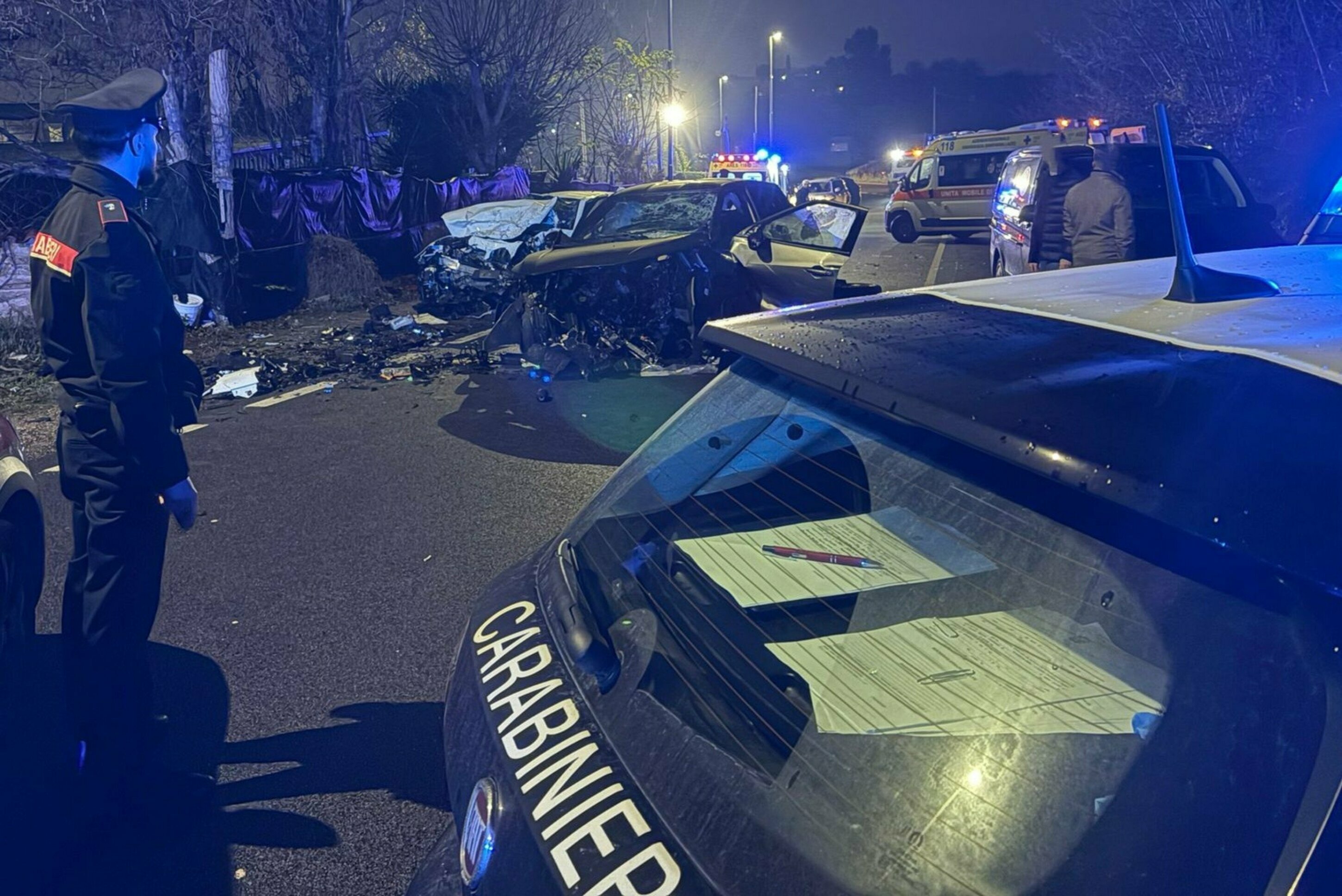Sorpasso in curva e scontro frontale: 3 morti