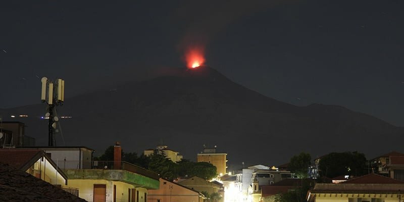 Etna, bagliori nella notte
