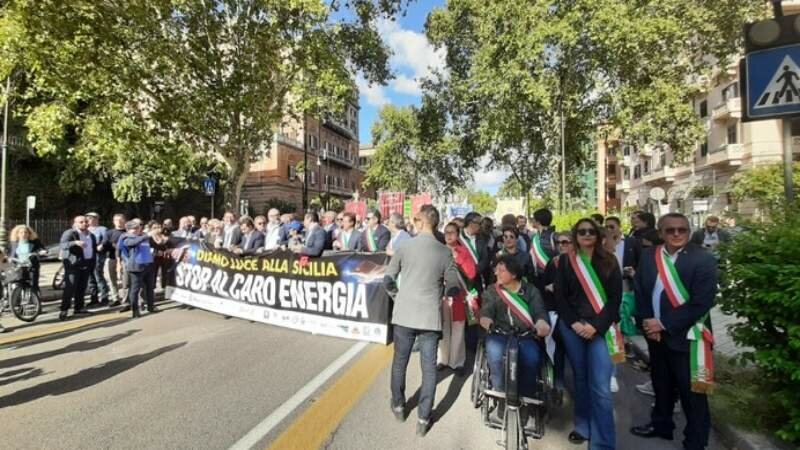 "Stop al caro energia, diamo luce alla Sicilia" "Stop al caro energia, diamo luce alla Sicilia"