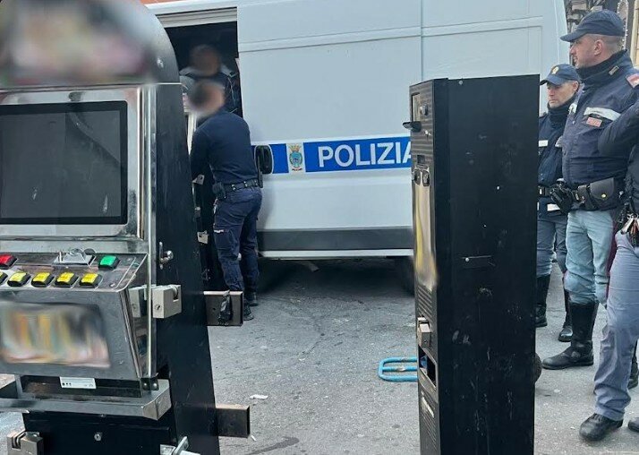 Catania, maxi sequestro di slot machine