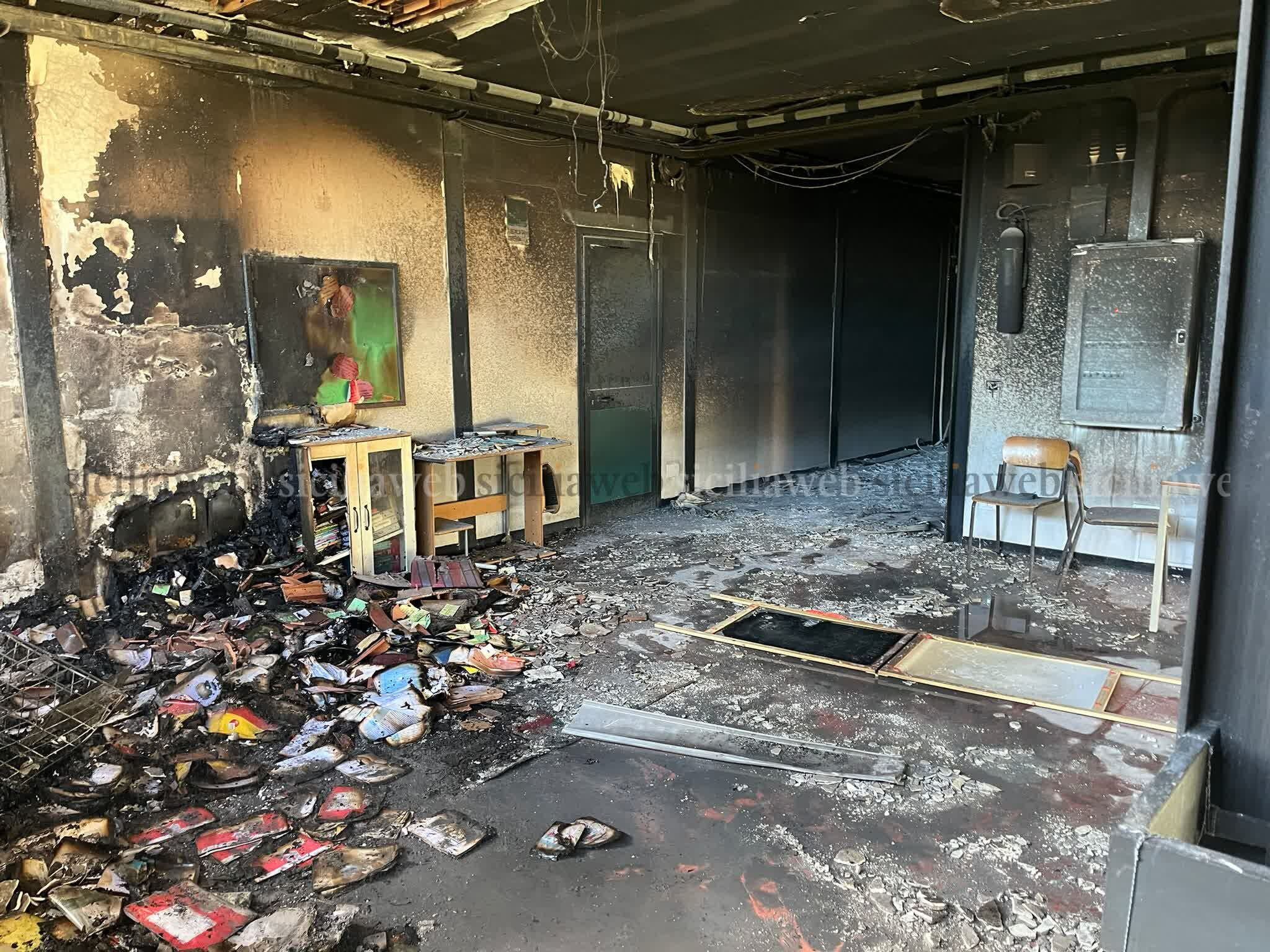 Incendio alla Pestalozzi, trovate le porte forzate Incendio alla Pestalozzi, trovate le porte forzate