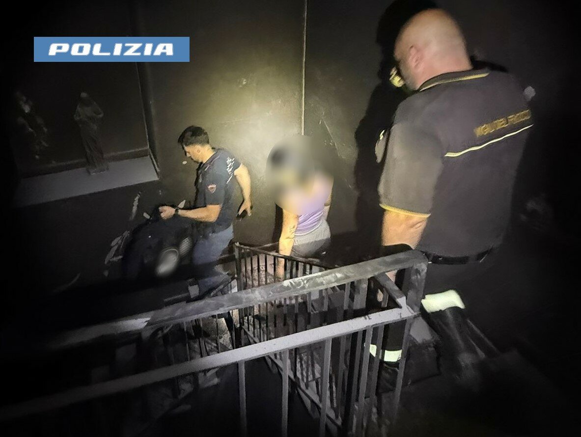 famiglie-con-anziani-intrappolati-in-un-condominio-in-fiamme-la-polizia-di-stato-interviene-e-li-salva-entrando-nel-palazzo-invaso-dal-fumo-2.jpeg