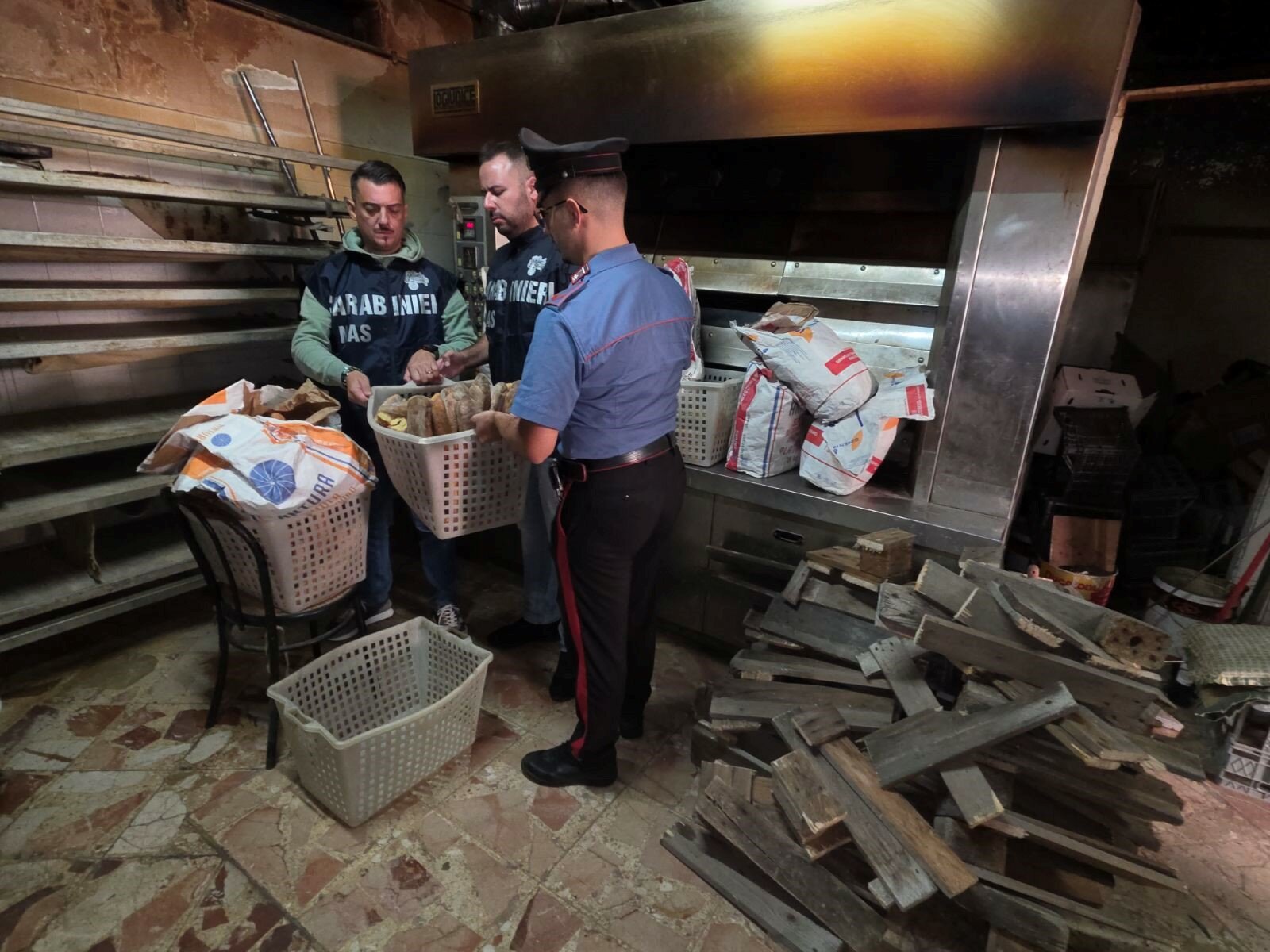 Il forno del panificio era alimentato con legna verniciata