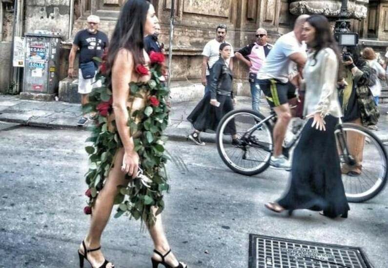 Per le strade vestita di sole rose