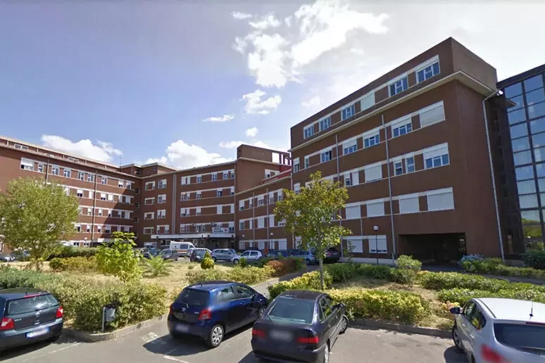 Diciassettenne tenta suicidio gettandosi dal balcone: indagata un'amica