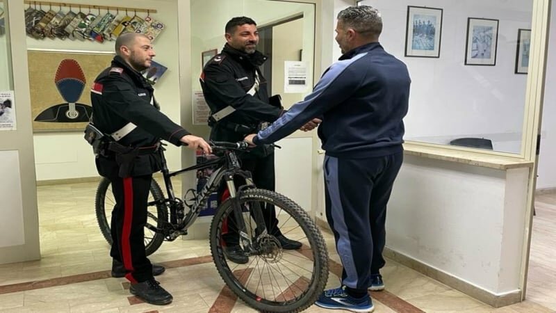 Cavallo di ritorno dopo il furto di una bici: arrestati
