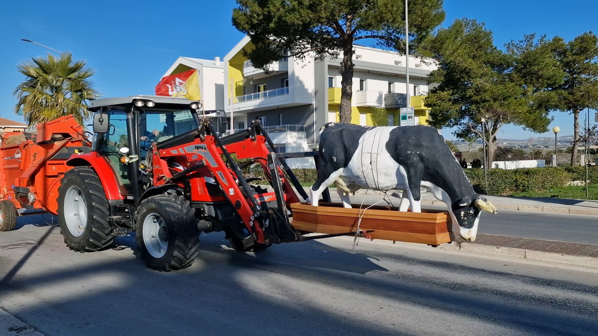 Ragusa invasa dai trattori: e nella bara c'&egrave; una mucca