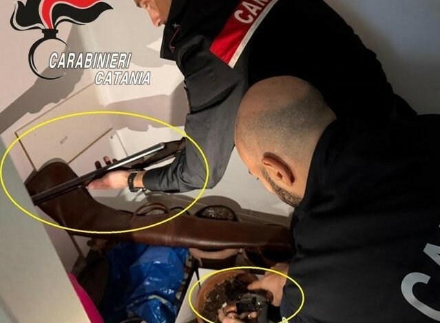 Follia ad Acireale: spara al negozio che lo disturba