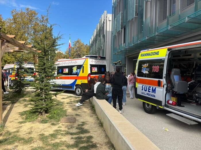 Sostanza sospetta sprigionata in aula: evacuato liceo