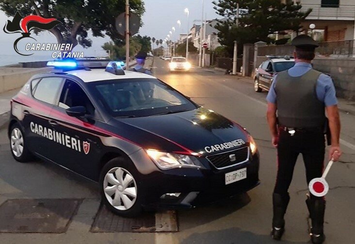 Litigano per soldi, lo accoltella e fugge: arrestato