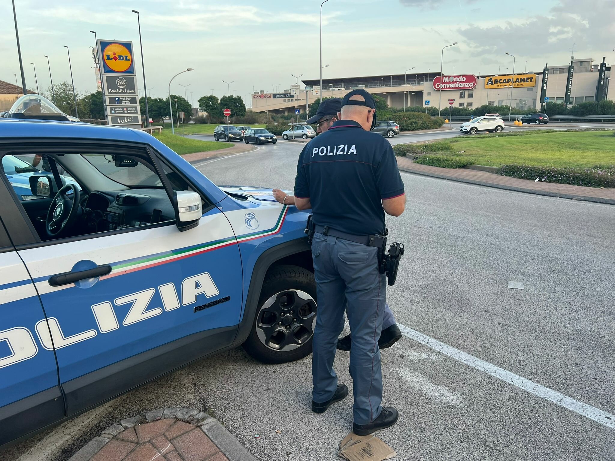 Vestiti e profumi in borsa, presi tre ladri