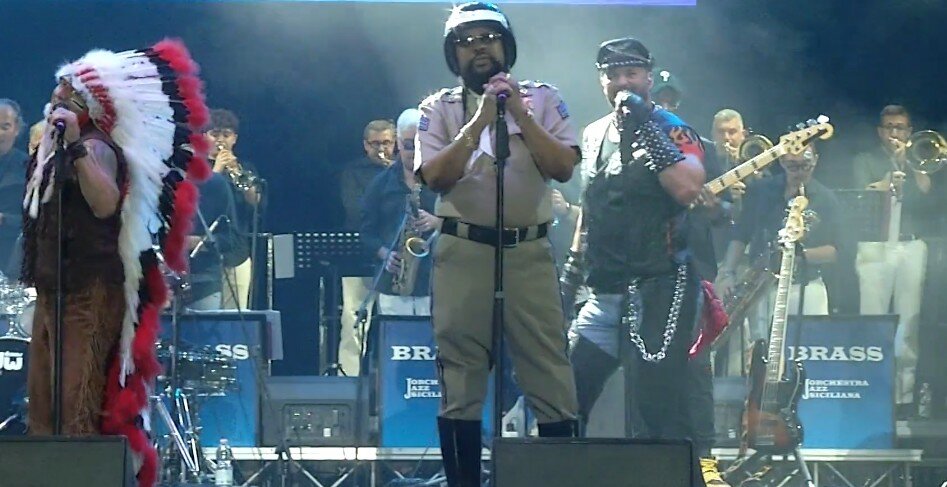 Si accascia sul palco, sospeso concerto