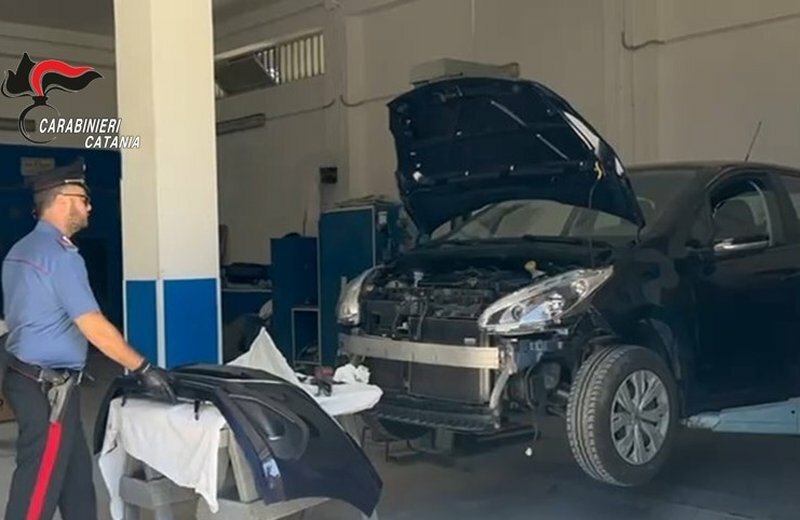 Carrozzeria abusiva in un garage di Biancavilla
