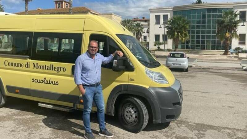 Manca l'autista e il sindaco guida lo scuolabus Manca l'autista e il sindaco guida lo scuolabus