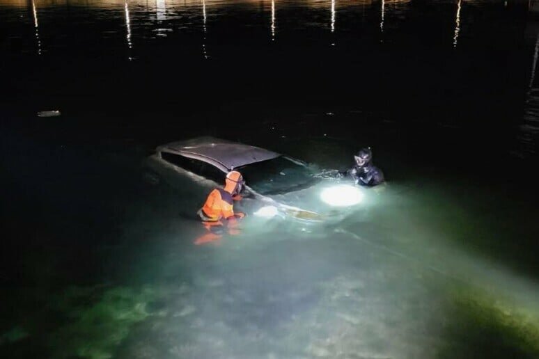 Parcheggia senza freno, auto cade in mare