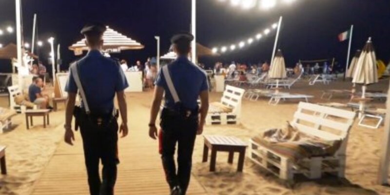 Passano la notte di Ferragosto a rapinare giovani in spiaggia: presi
