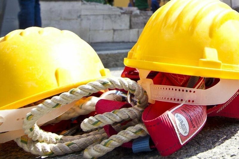 Cade dal cestello mentre lavora, morto operaio