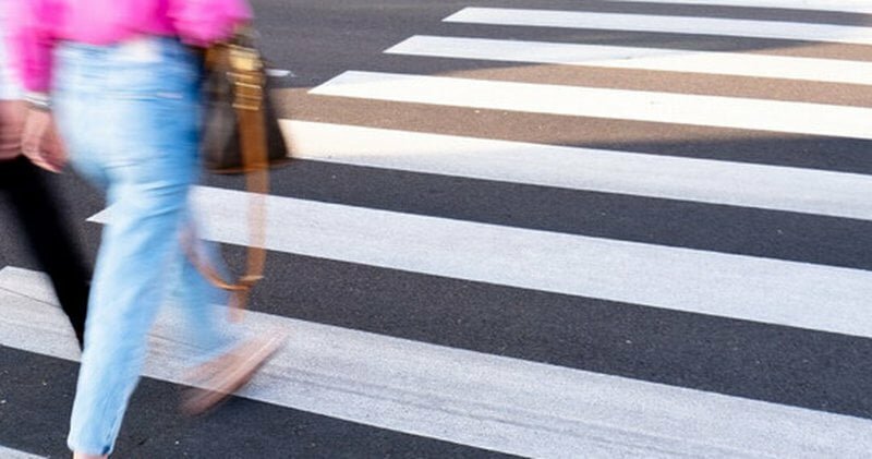 Ragazzina investita sulle strisce, motociclista fugge