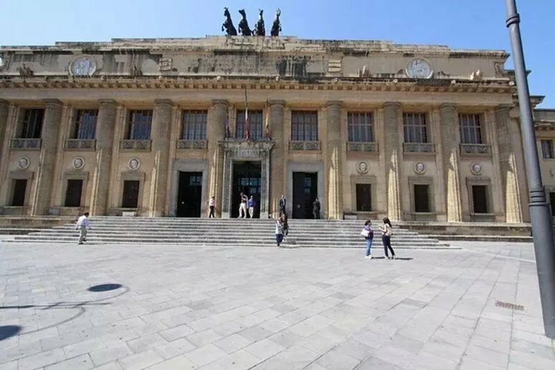 Non ha protetto la figlia da abusi per paura: assolta