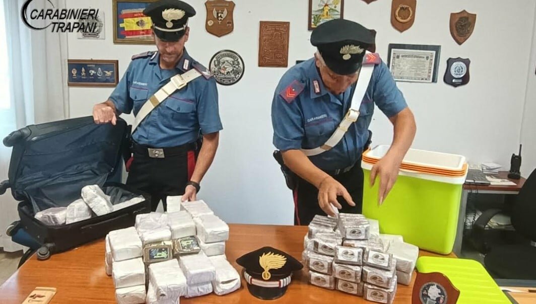 In macchina con 30 chili di droga
