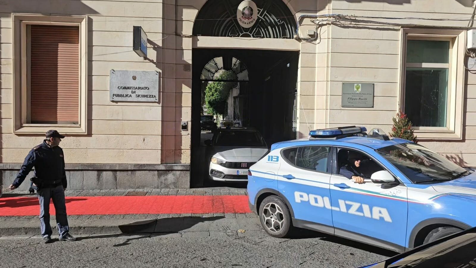 Molesta automobilisti al semaforo e ferisce agenti