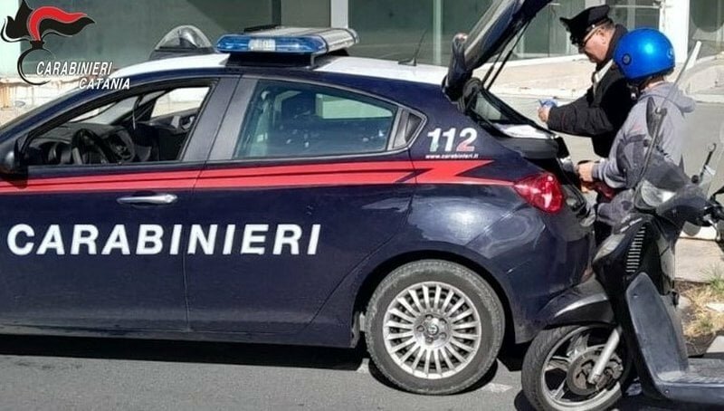In scooter col braccialetto elettronico alla caviglia