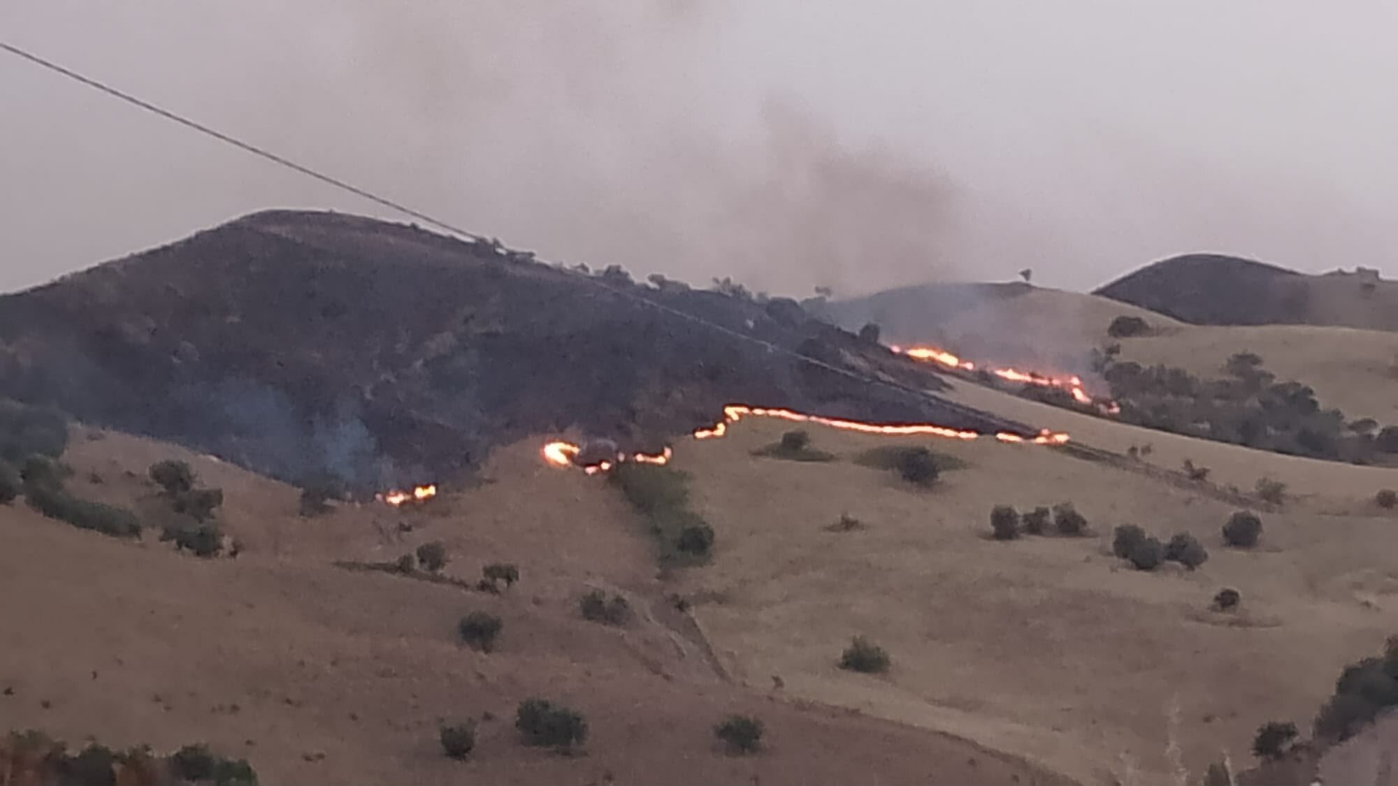 Sicilia avvolta dalle fiamme