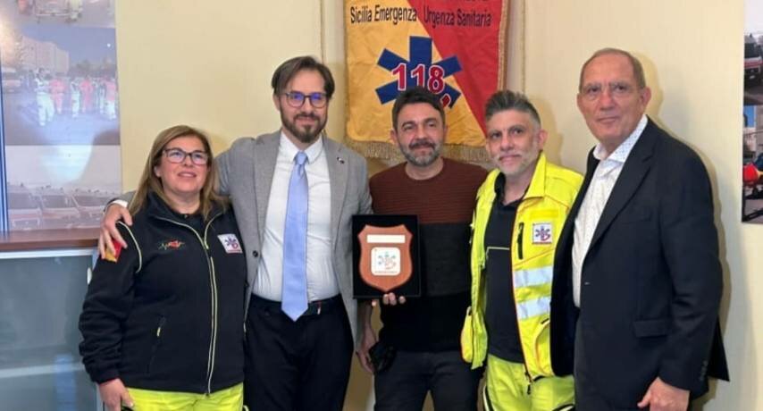 Gli salvano la vita, l'abbraccio al Cannizzaro