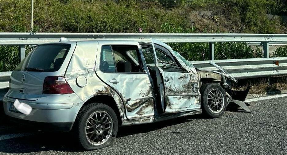 Scontro in A18, auto e tir distrutti