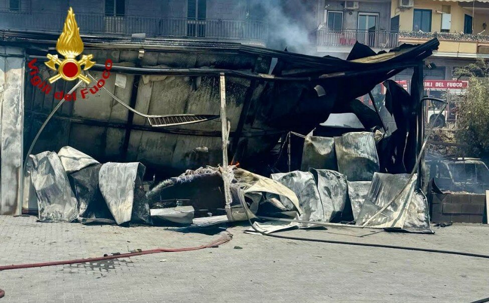Grosso incendio in un capannone di Biancavilla