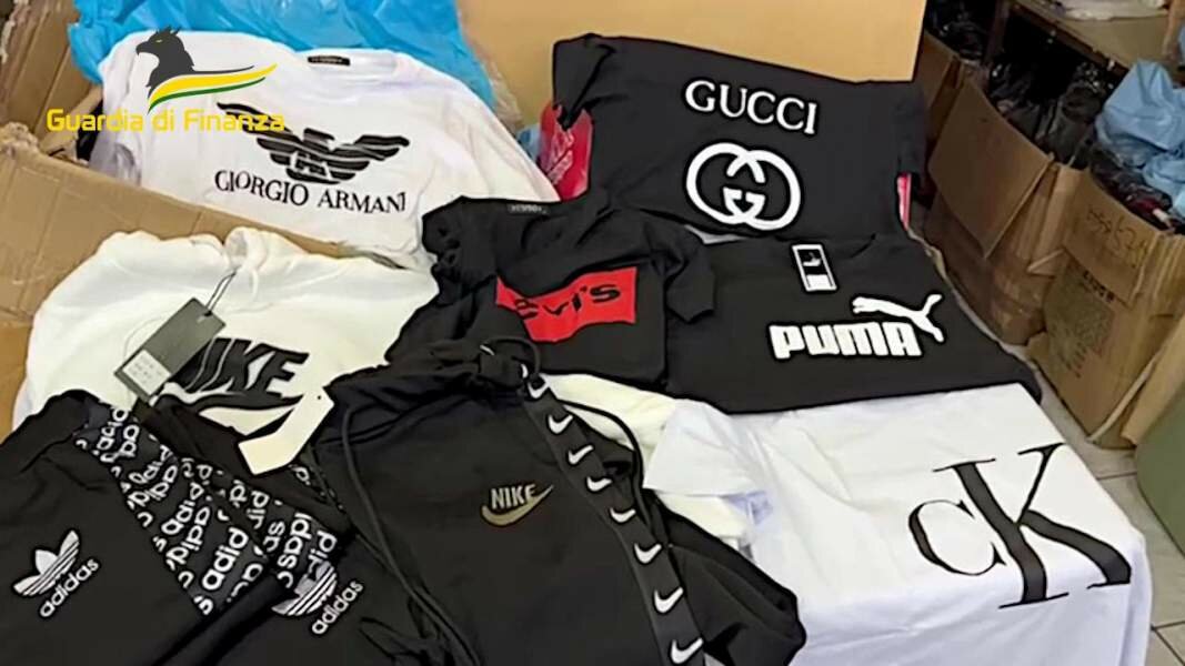 Tutto falso: sequestrati vestiti a Misterbianco Tutto falso: sequestrati vestiti a Misterbianco