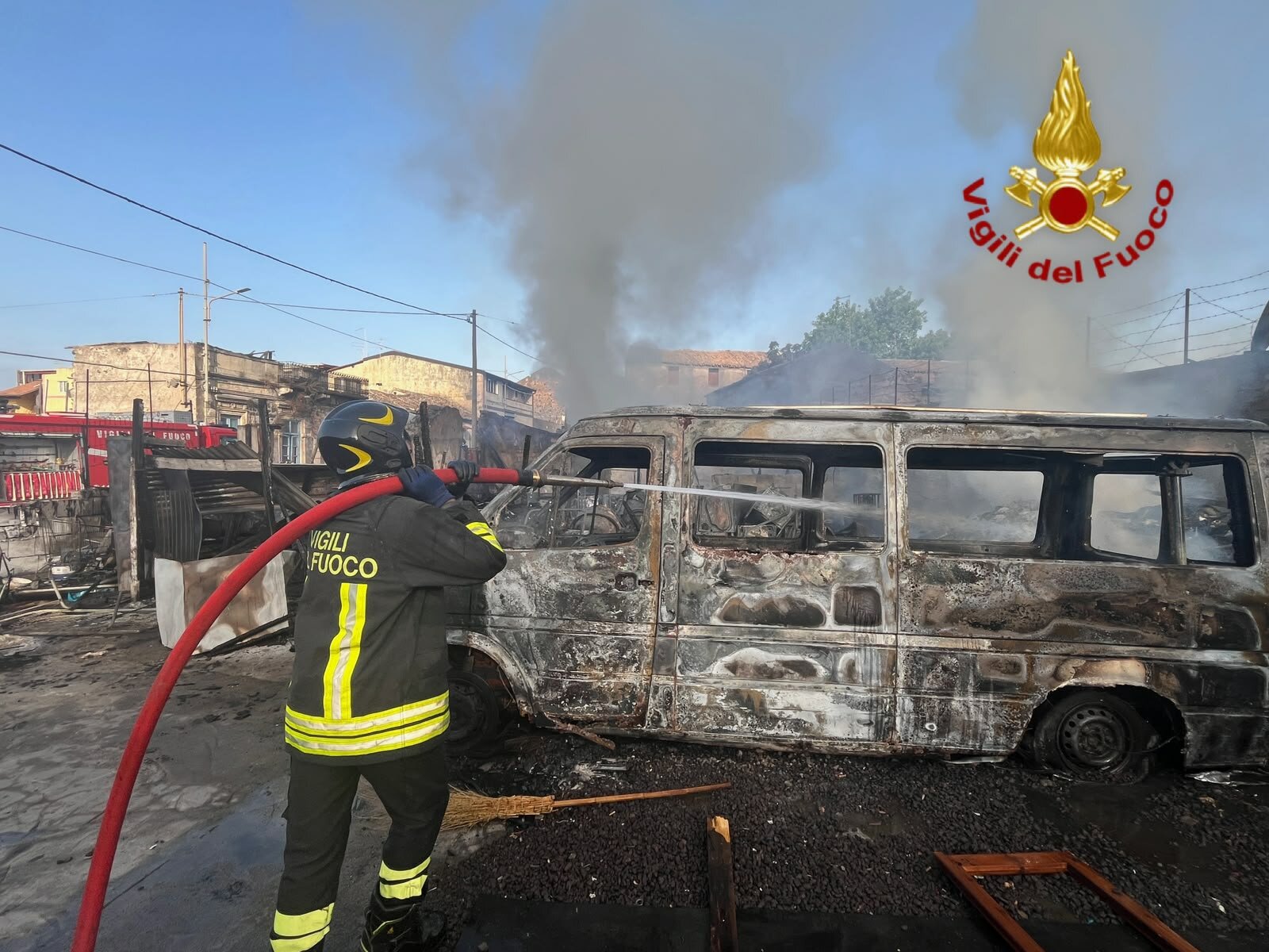 Grosso incendio al Faro Biscari, brucia pure il villaggio Primosole
