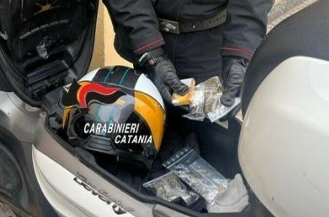 Catania: preso pusher 16enne in scooter contromano
