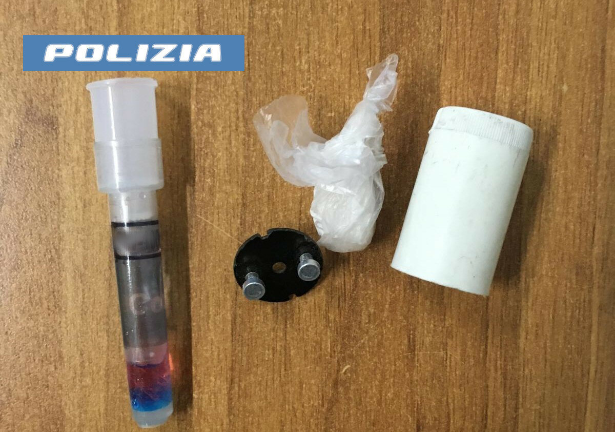 Sfreccia davanti ai poliziotti con la moto rubata