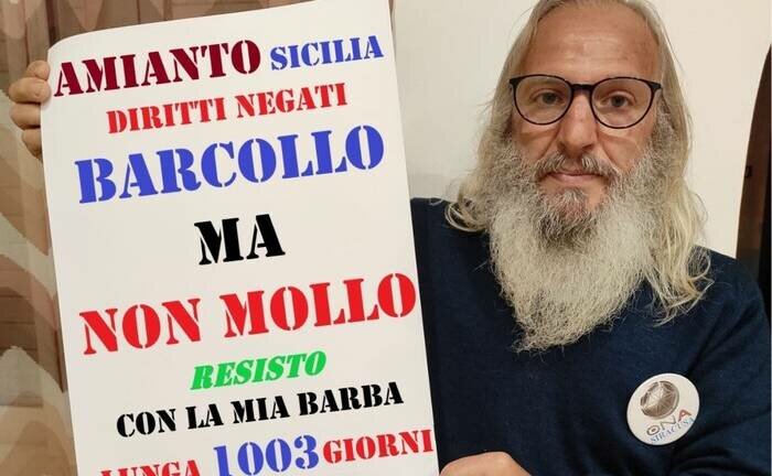 La strana protesta dell'operaio malato